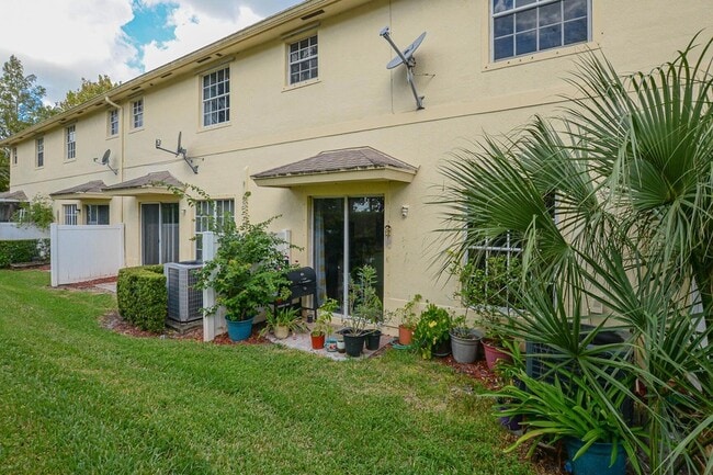 Building Photo - 9949 E Villa Cir