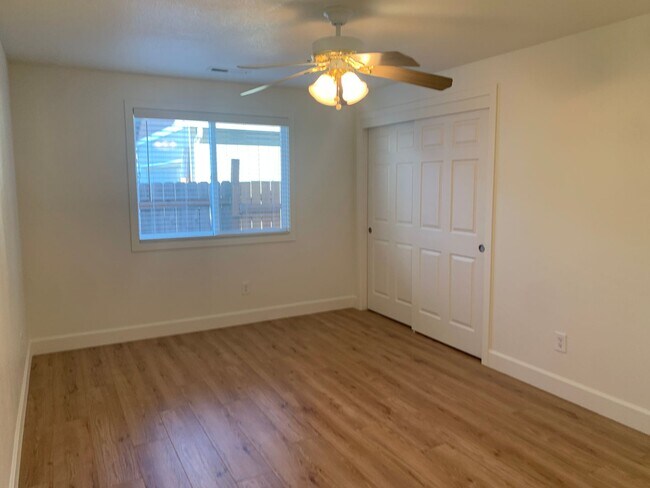Building Photo - ***Newly Renovated Spacious and Bright 3 B...