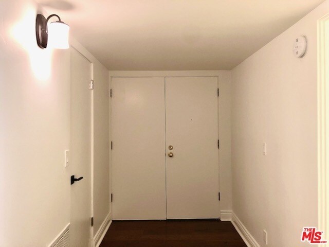 Building Photo - 435 N Oakhurst Dr