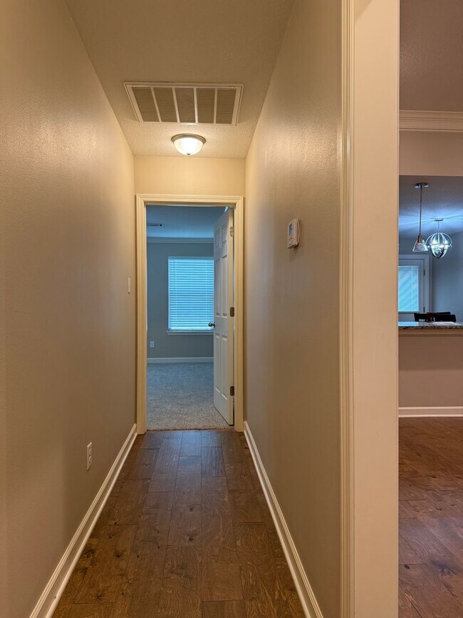 Building Photo - 415 S Shady Ln