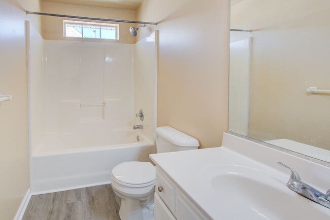 Building Photo - 3 Bed, 2.5 Bath Home Conveniently Located ...