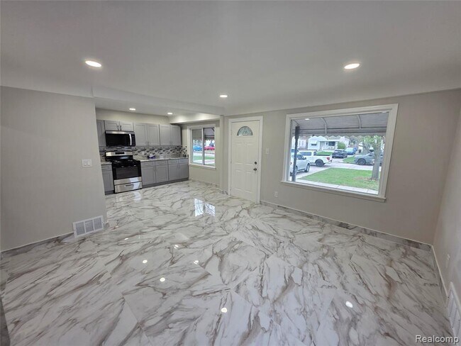 Building Photo - 7249 Silvery Ln