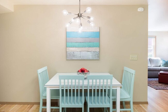 Building Photo - Adorable 1 Bed 1 Bath Cottage, 2 Blocks From Greenlake!