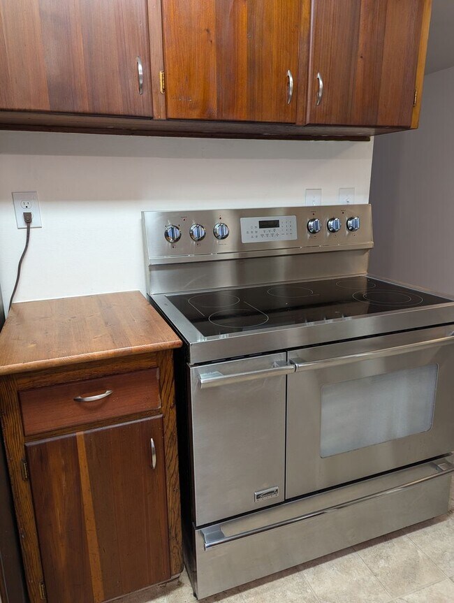 Building Photo - Freshly Updated 3 Bedroom 1 bath Home with Garage, Fenced Yard & Pet Friendly!
