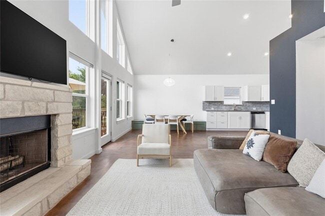 Building Photo - 10412 Parkwood Dr