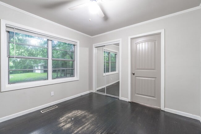 Building Photo - Cozy Comfort in a Great Location: Spacious...