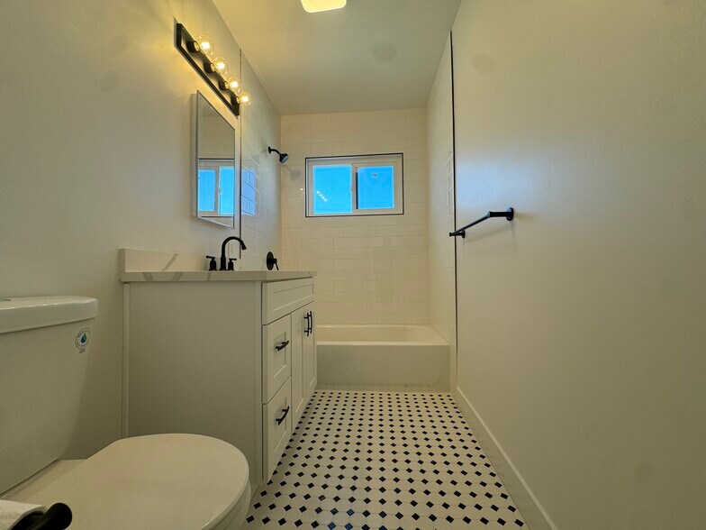 Building Photo - 3003 W Florence Ave