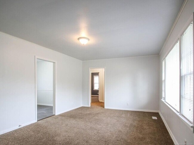 Building Photo - Available Now! 3 Bed / Bath & Large Backyard! Price drop!