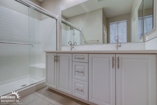 Building Photo - Stylish 3Bdm 3Ba Townhouse with Modern Upg...