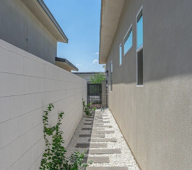 Building Photo - 264 Mustang Ln