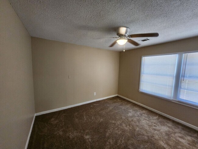 Building Photo - 2427 Young Dr