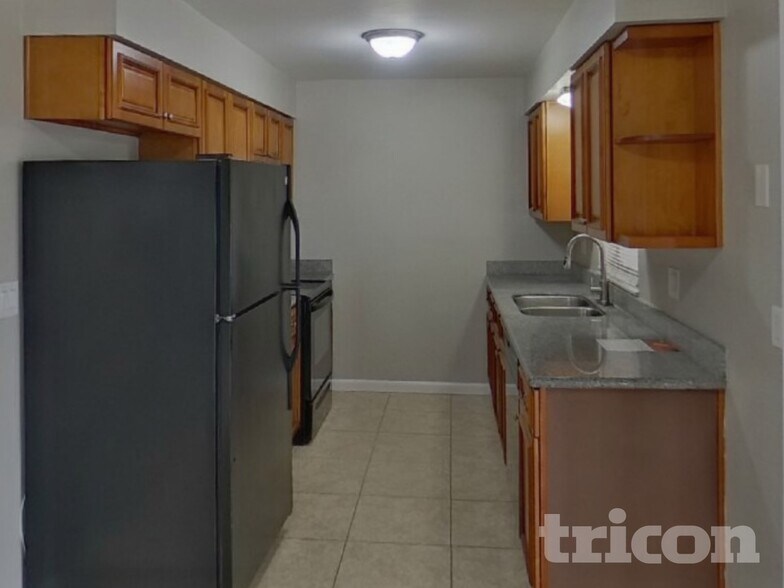 Building Photo - 1002 Saxon Ct