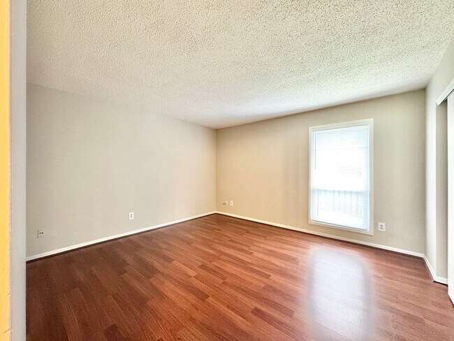 Building Photo - Holden Village Townhome Available - Newly ...