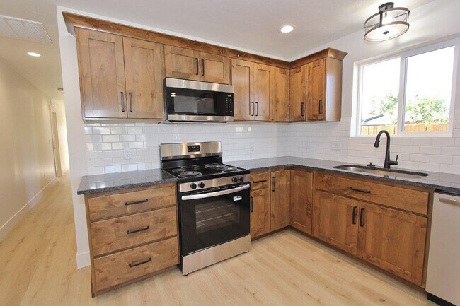Building Photo - 1115 S Commercial Ave