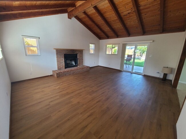 Building Photo - Spacious 4 bed 2 bath + 2 car garage & lar...