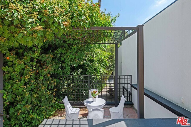 Building Photo - 2563 Hutton Dr