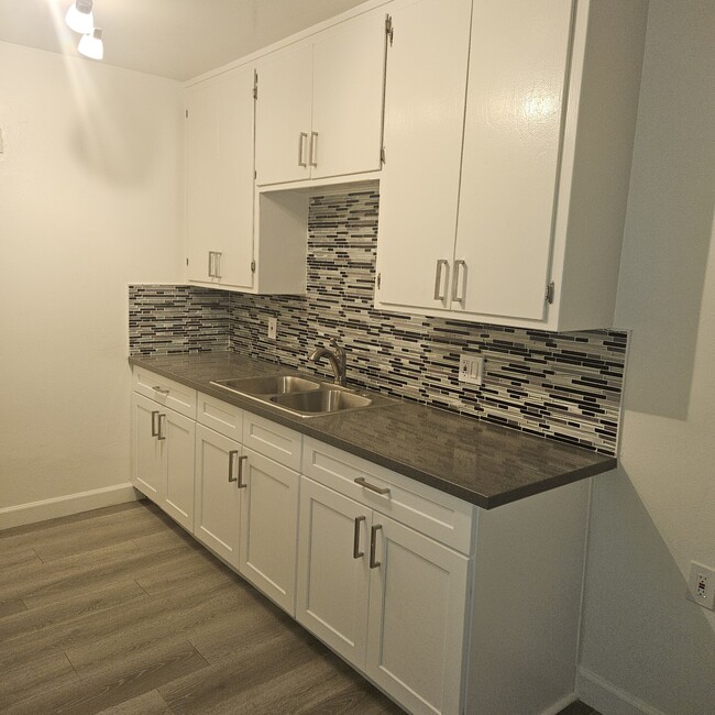 Building Photo - Hawthorne Chateau Apartments