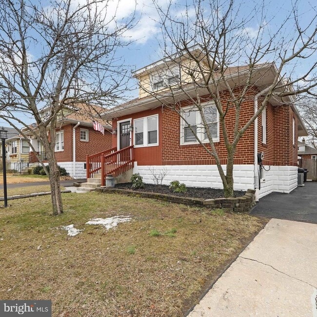 Building Photo - 22 W 6th Ave