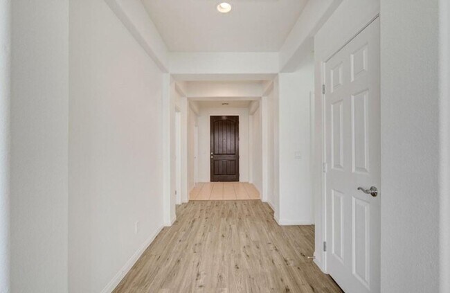 Building Photo - BEAUTIFUL 4 BEDROOM HOME IN GUARD GATED COMMUNITY!