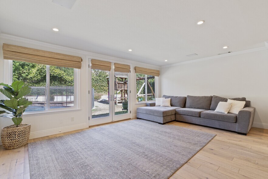 Family Room - 6146 Shadycreek Dr