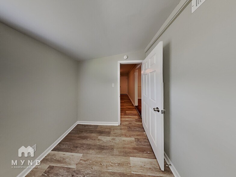 Building Photo - 713 Woodward Rd