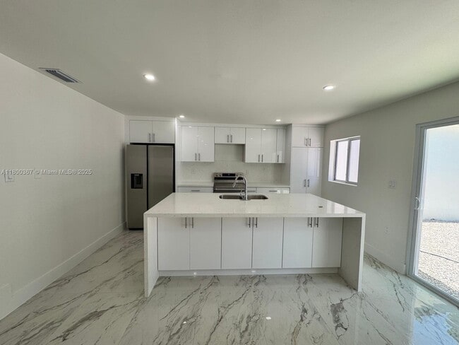 Building Photo - 11000 SW 47th Terrace