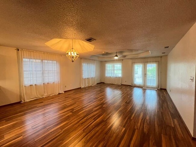 Building Photo - 812 Santa Anna Dr