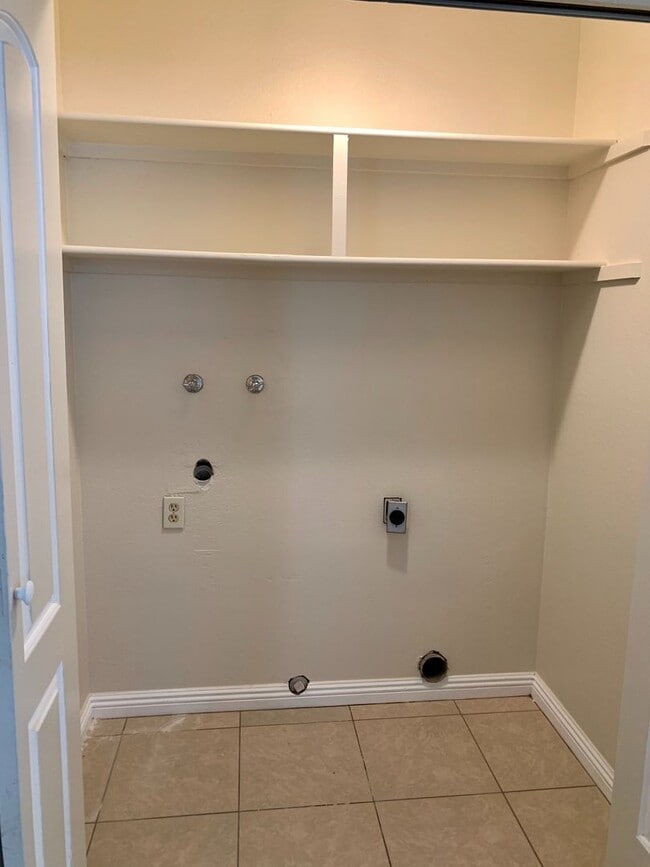 Building Photo - Pet Friendly Home in Washington with Large Fenced Yard