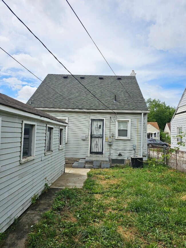 Building Photo - 3337 Bassett St