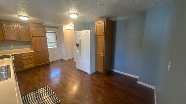 Building Photo - FOR RENT- 510 1st St- Parkersburg *PETS OK*