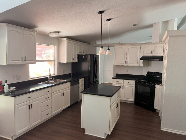 Building Photo - 491 Pine Canyon Dr