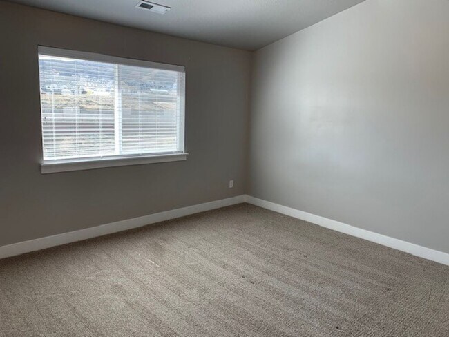 Building Photo - Beautiful Townhome in Great Location!