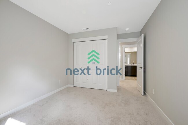 Building Photo - Spacious 5-Bedroom Retreat in Bothell with 2.5 Baths and 2335 Sq Ft of Comfort!