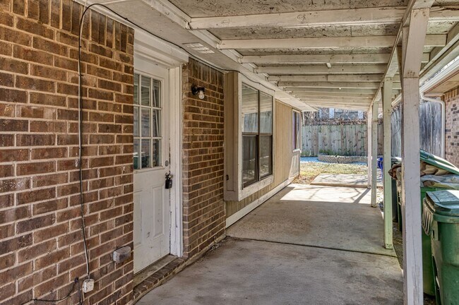 Building Photo - AVAILABLE NOW! NICE 3 BEDROOM HOME LOCATED IN ARLINGTON, TEXAS!