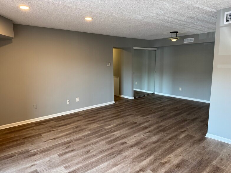 Building Photo - 1008 Barry Ct