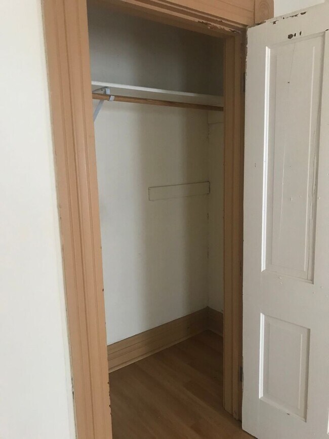 Building Photo - Downstairs unit....1 Bedroom 1 Bath