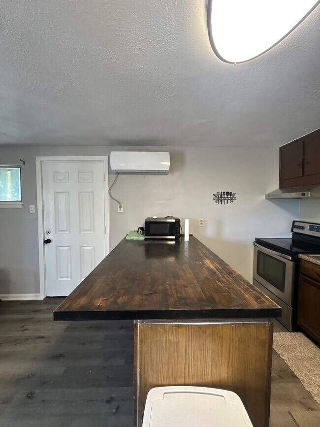 Building Photo - Charming Updated Duplex