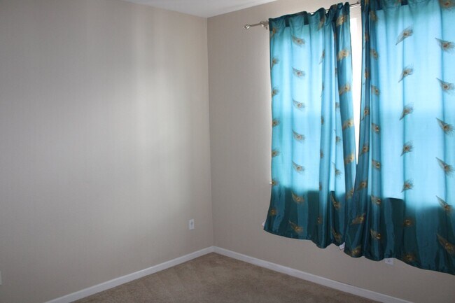 Building Photo - Beautiful 3 Bed, 3 Bath Condo in Perfect M...