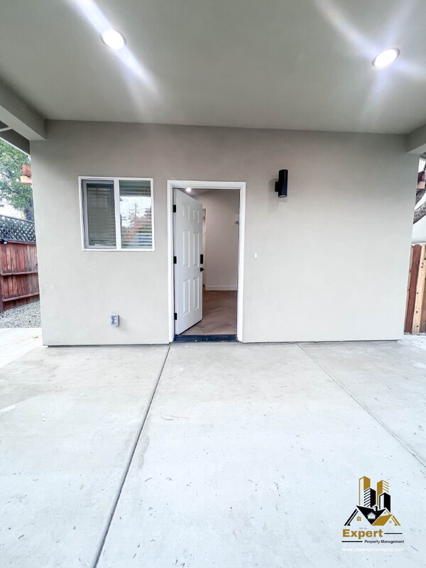 Building Photo - 125 B St