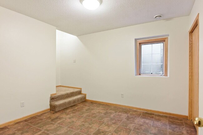 Building Photo - Charming 2-Bed Townhouse in Wayzata with Hardwood Elegance & Cozy Fireplace!