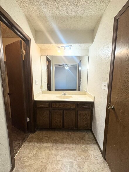 Building Photo - 9821 Larkspur Ln