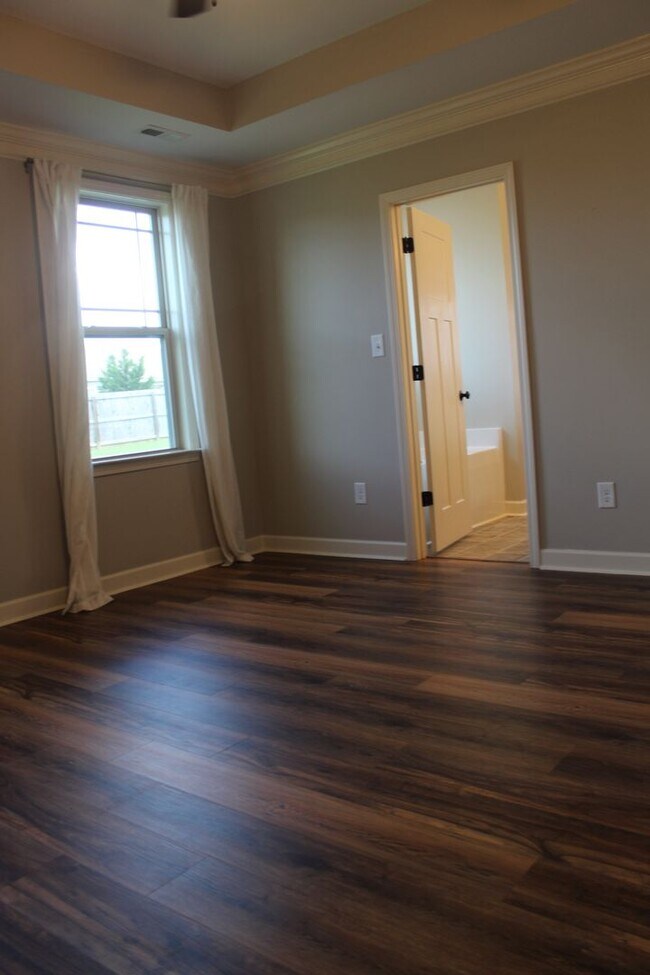Building Photo - 3 Bed/2 Bath Home - Desirable Planter's Ridge Subdivision/CBA Schools