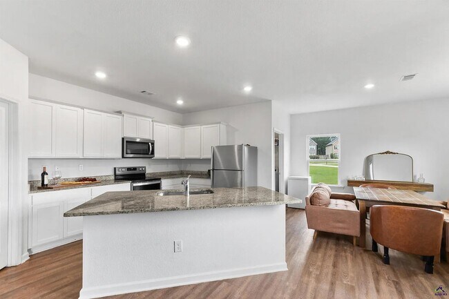 Building Photo - 3335 Bridgewood Dr