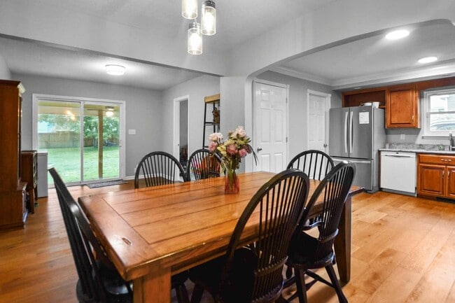 Building Photo - Pet Friendly Three Bedroom!