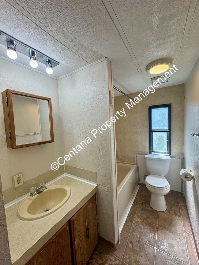 Building Photo - 3 Bedroom 2 Bath Home