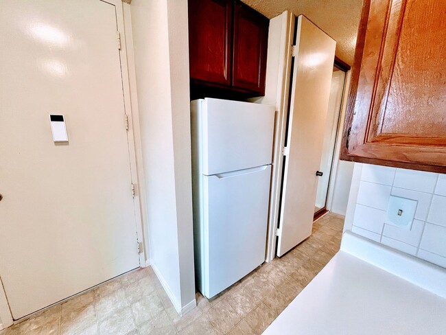 Building Photo - Barrier Reef Studio Condo Close to the Bea...