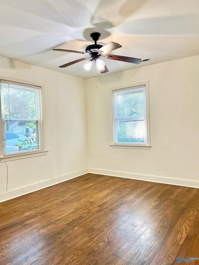 Building Photo - 2019 Vanderbilt Dr SW