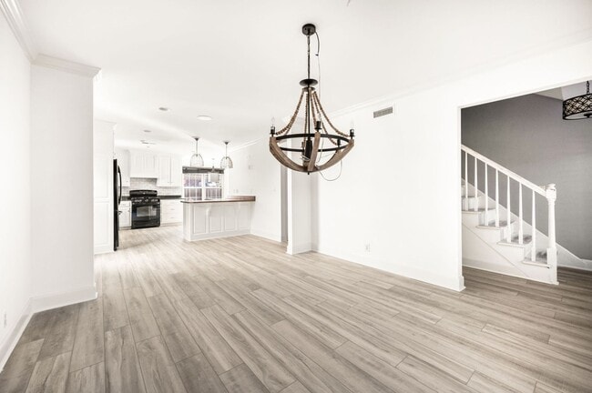 Building Photo - Awesome 4BR/3BA end-unit townhouse in the desirable River Plantation neighborhood!