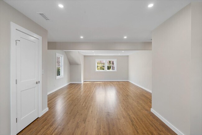 Building Photo - 136 Nelson Ave