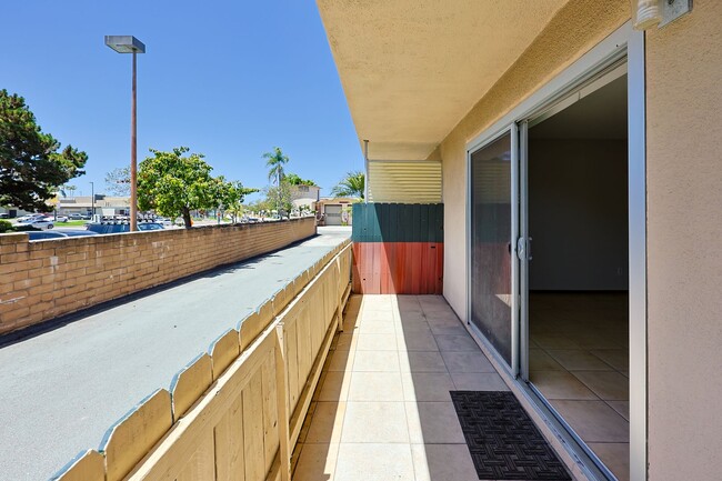 Building Photo - Spacious 2-Bed, 2-Bath Condo in Prime Nort...